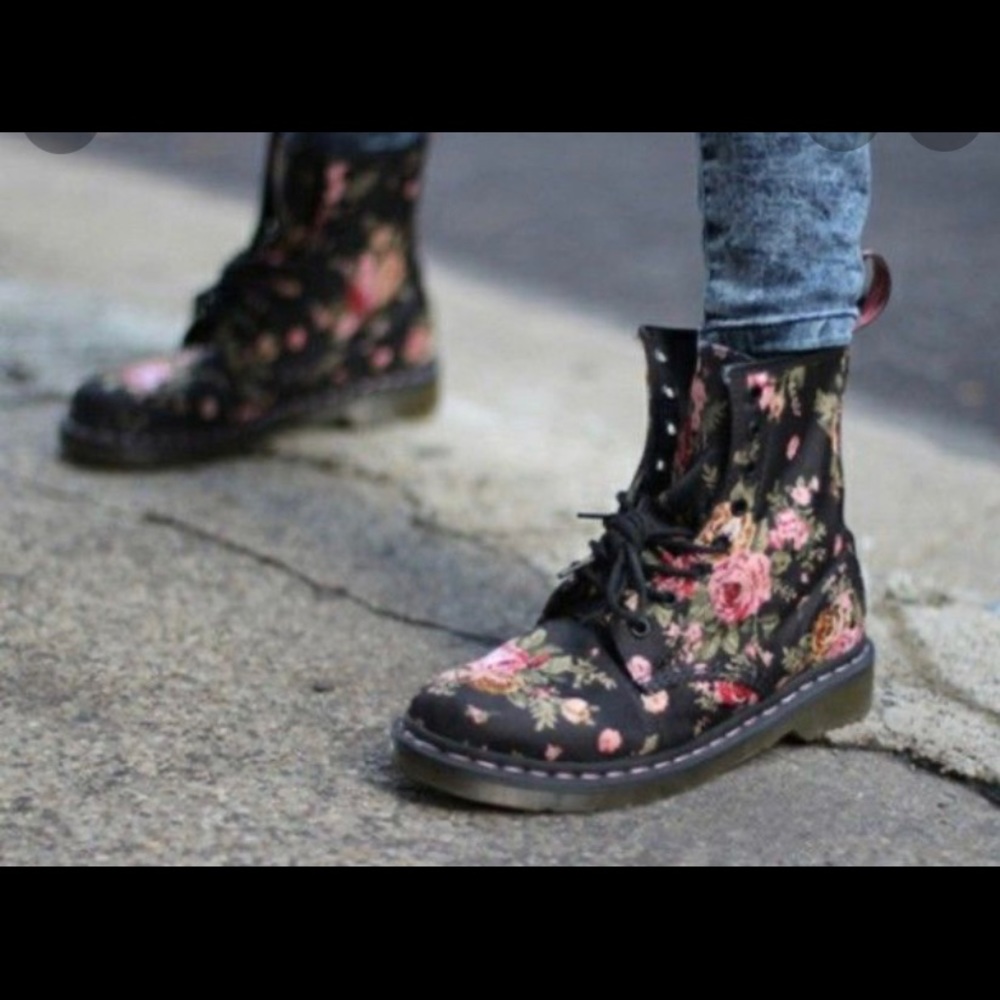 Dr. Marten's 1460 Black Victorian Flowers